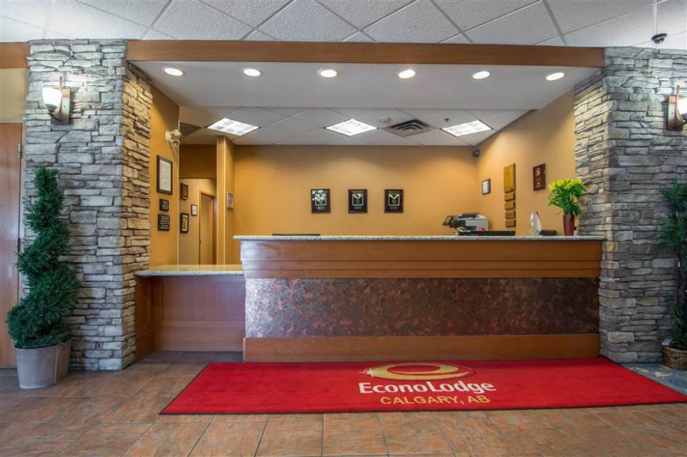 Econo Lodge Inn And Suites University 3