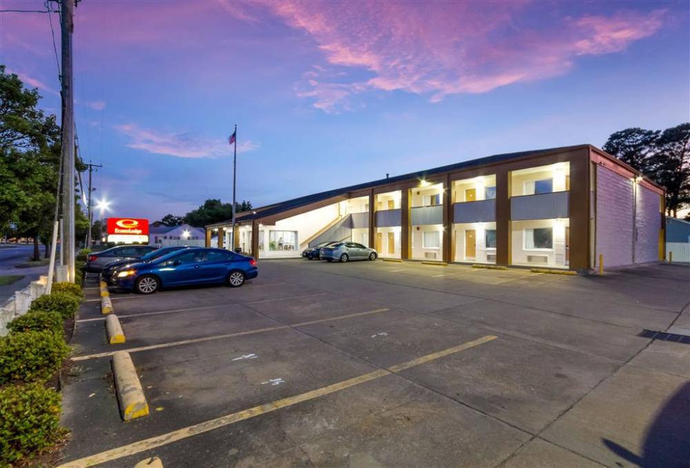 Econo Lodge Little Creek 2