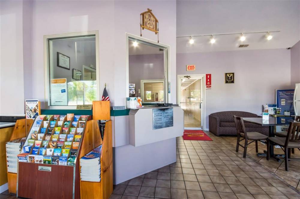 Econo Lodge Little Creek 3