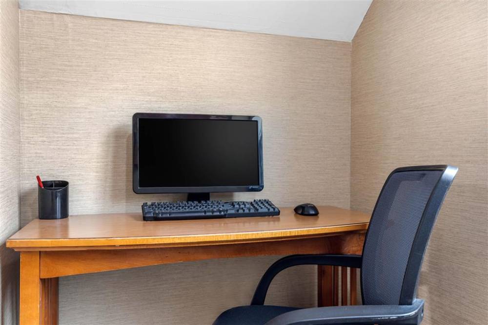 Econo Lodge Milwaukee Airport 4