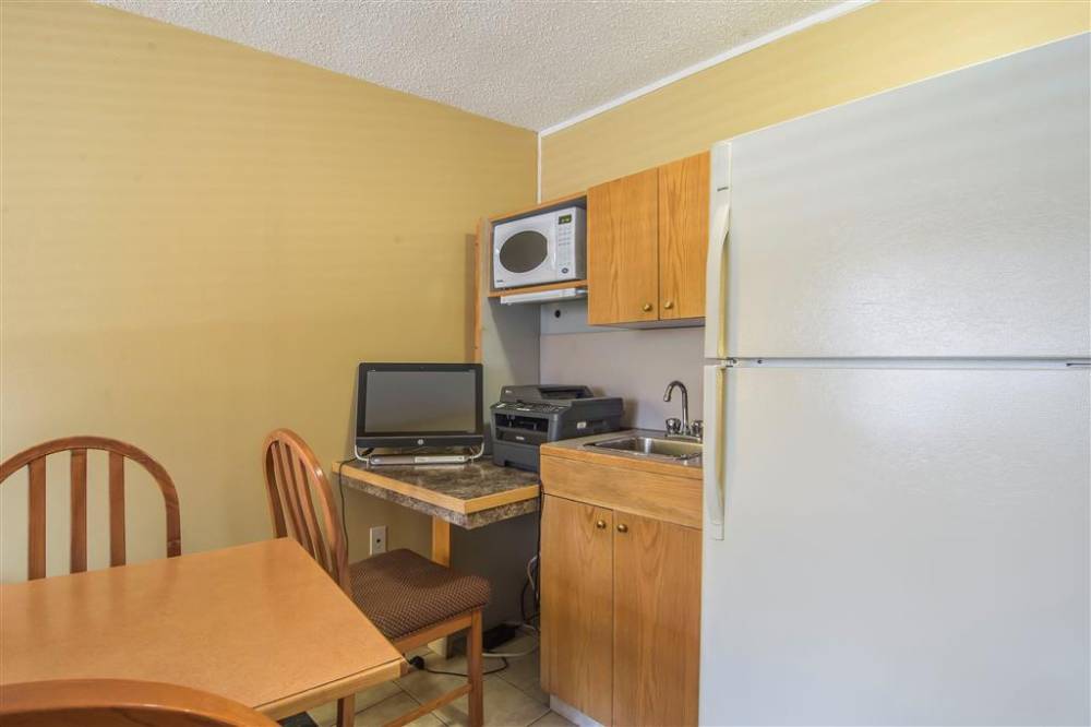 Econo Lodge Motel Village 3