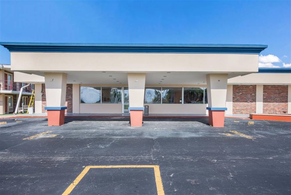 Econo Lodge Neenah 3