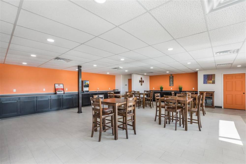 Econo Lodge Neenah 10