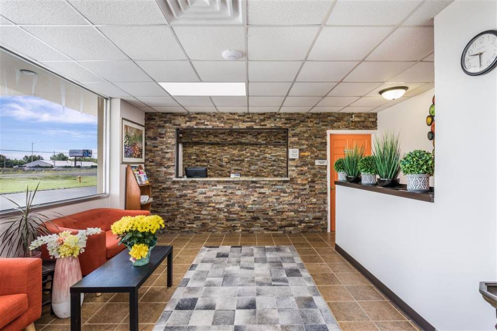 Econo Lodge Neenah 8