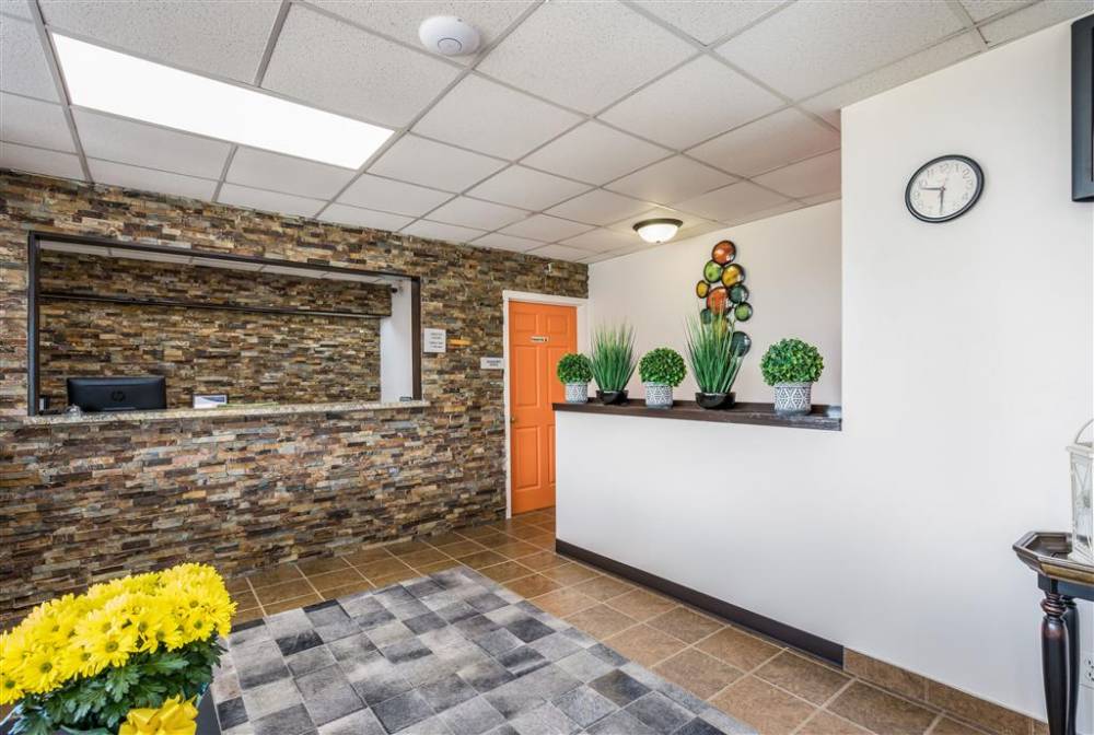 Econo Lodge Neenah 9