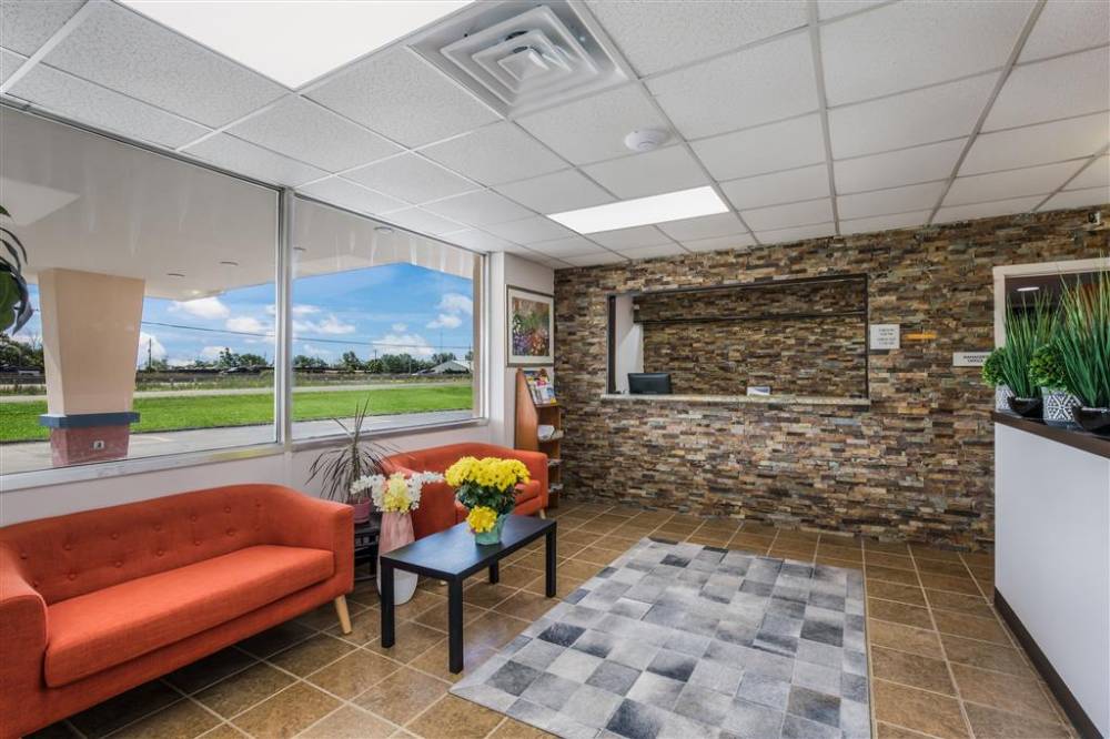 Econo Lodge Neenah 6