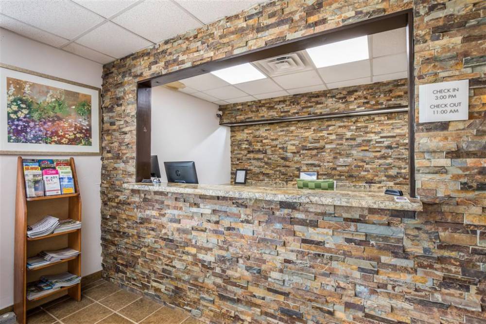 Econo Lodge Neenah 7