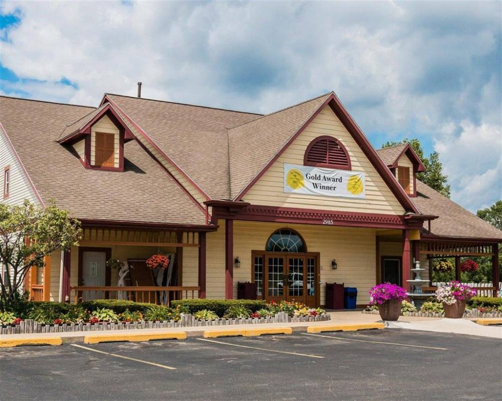 Econo Lodge & Suites 3
