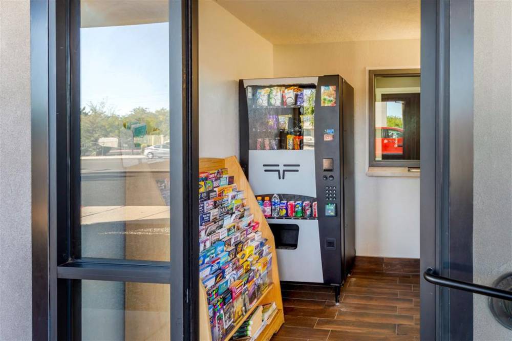 Econo Lodge West - Coors Blvd 3