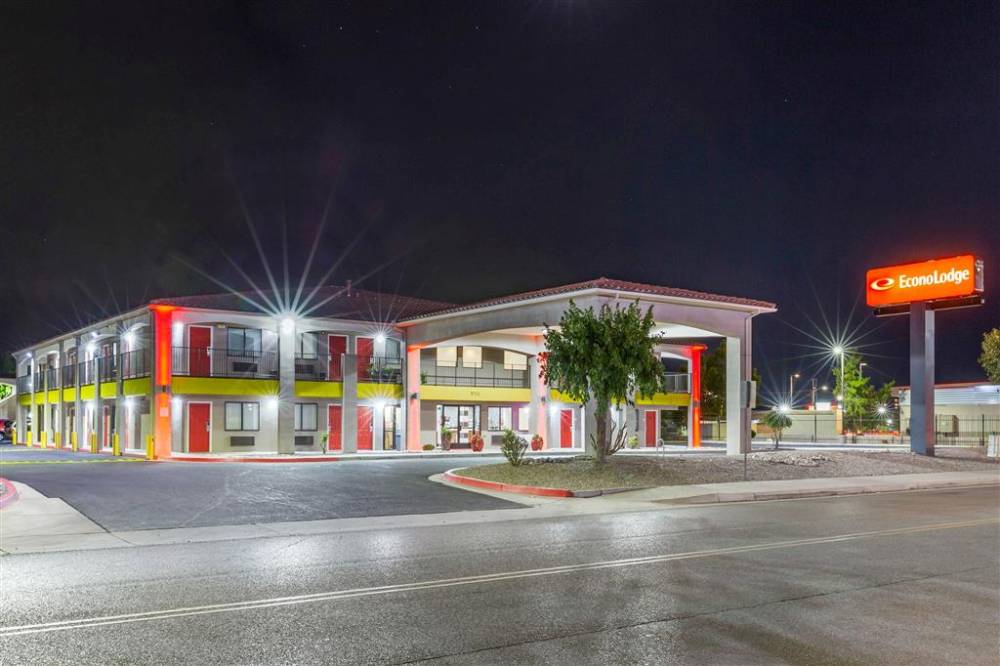 Econo Lodge West - Coors Blvd 4
