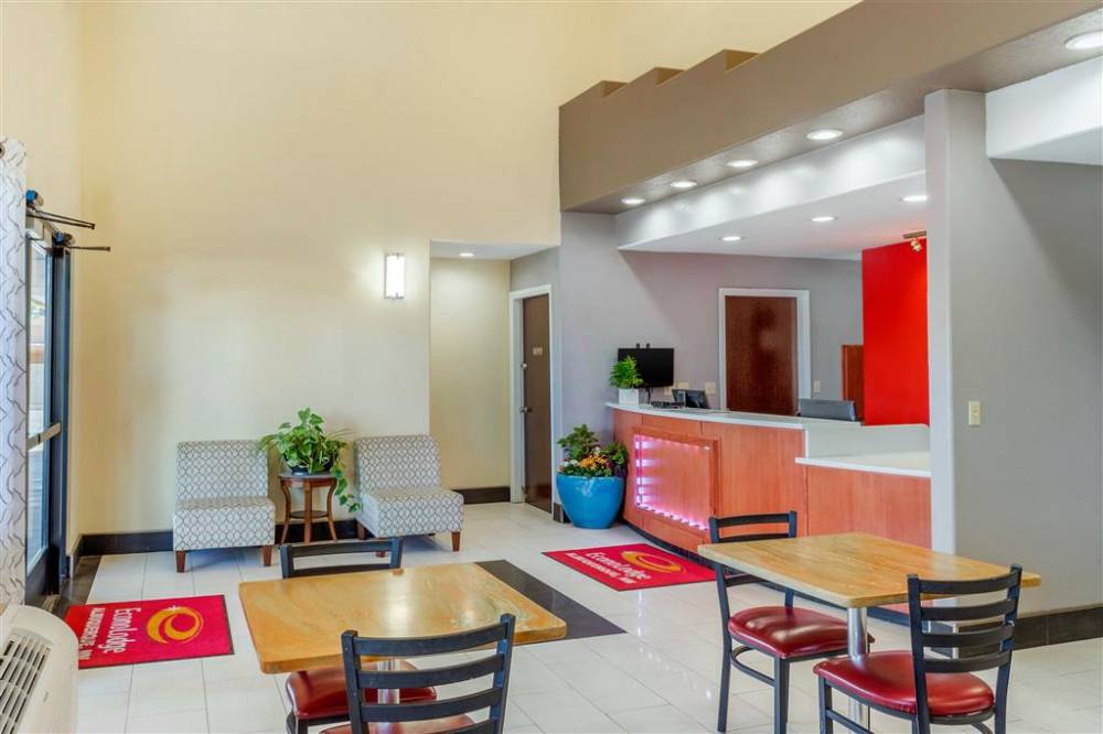 Econo Lodge West - Coors Blvd 6