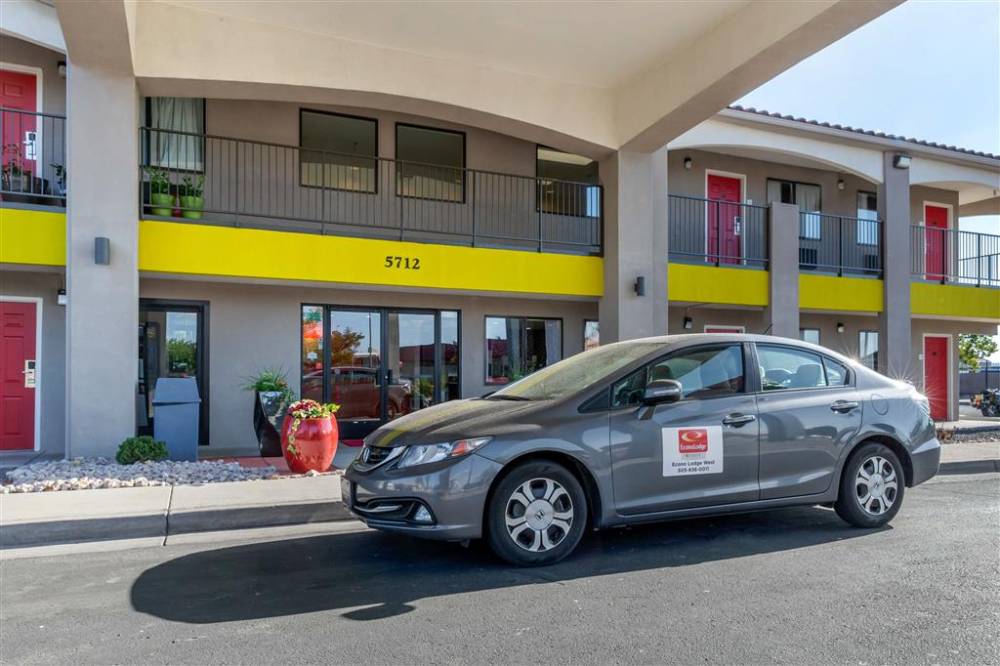 Econo Lodge West - Coors Blvd 2