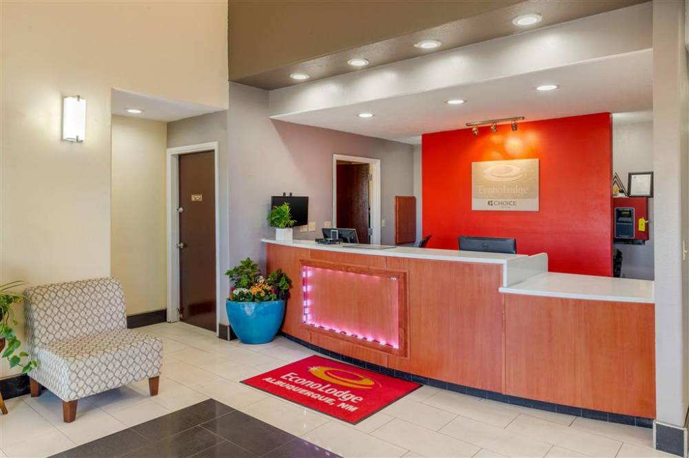 Econo Lodge West - Coors Blvd 5