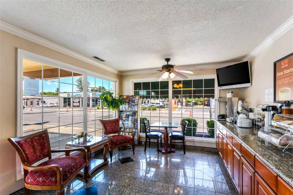 Econo Lodge Woodland Near I-5 3
