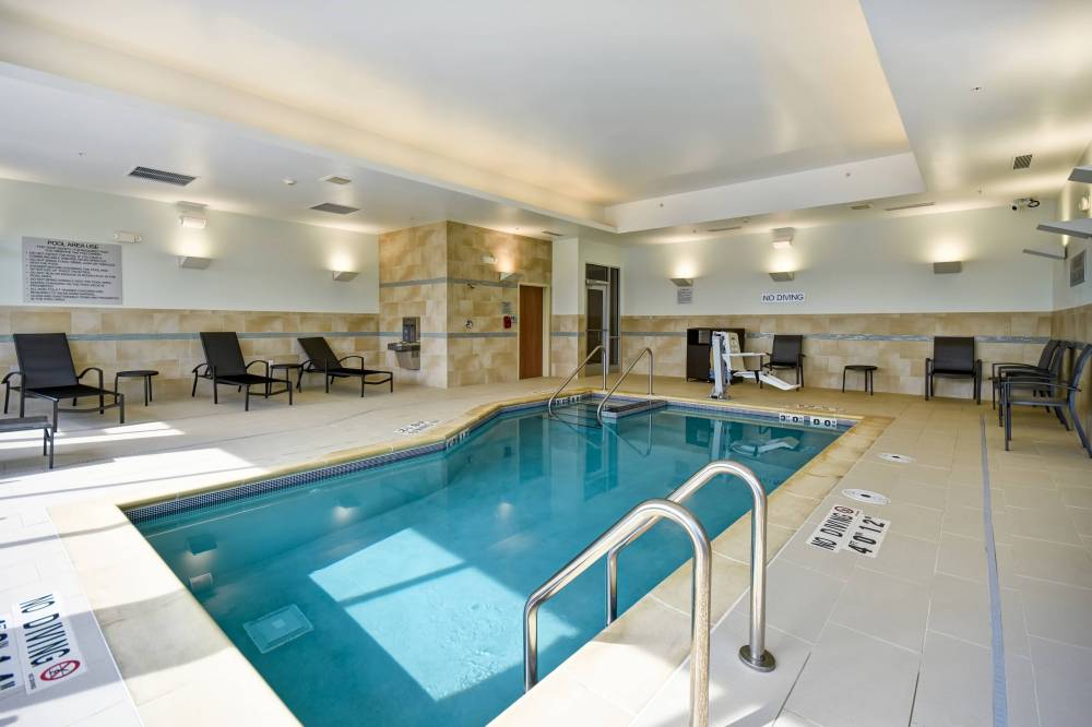 Fairfield Inn And Suites By Marriott Milwaukee North 9