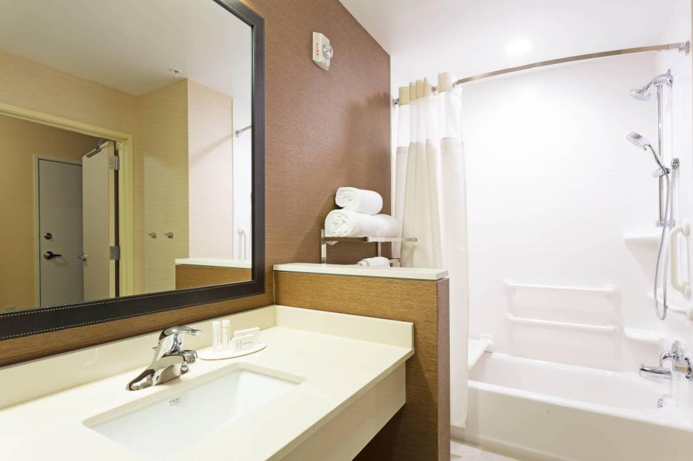 Guest Bathroom with Tub