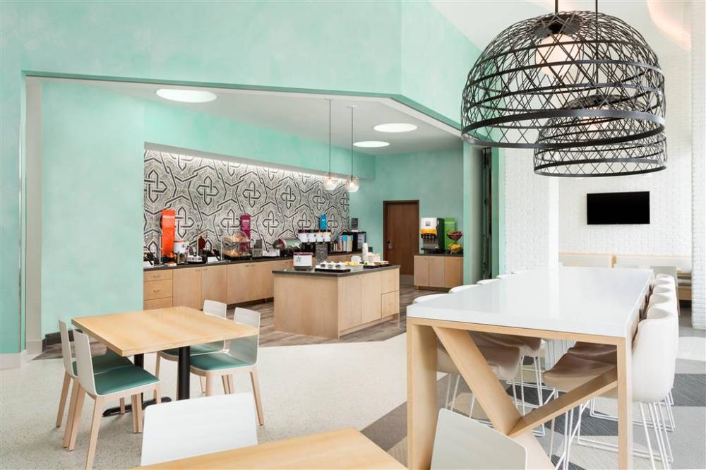 Hampton Inn & Suites Santa Monica,  6