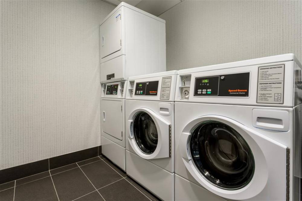 Hampton Inn & Suites Santa Monica,  4