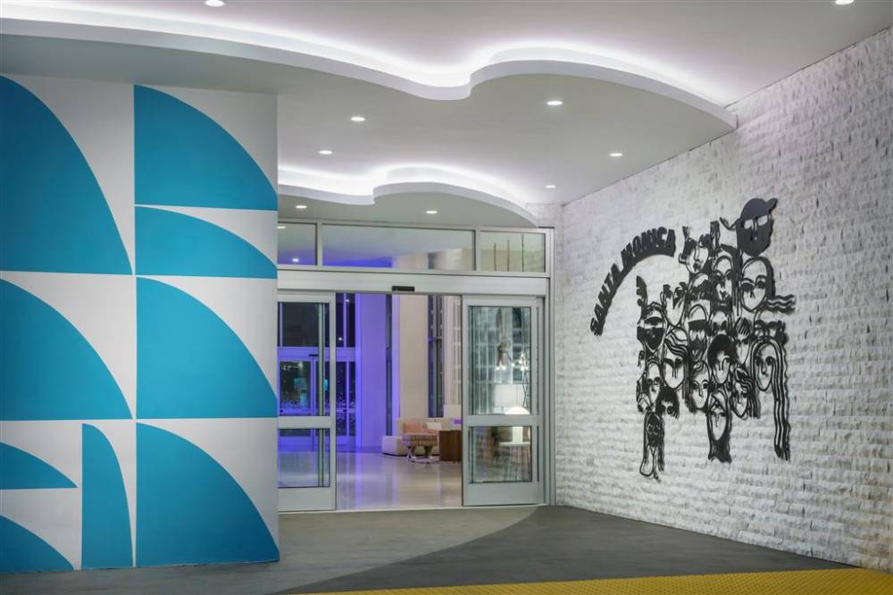 Hampton Inn & Suites Santa Monica,  2