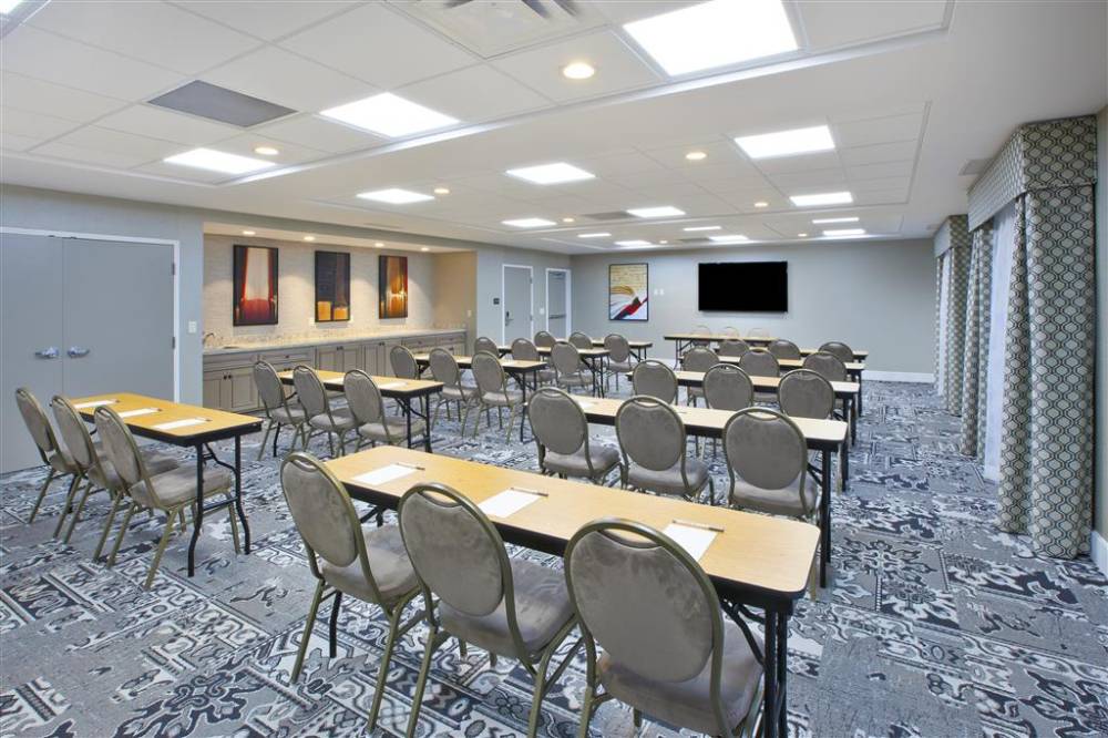 Hampton Inn And Suites Alliance 2
