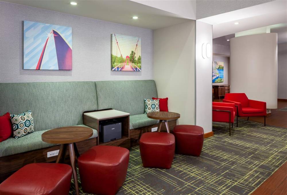 Hampton Inn And Suites St. Louis At Forest Park 6