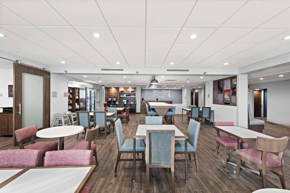 Hampton Inn By Hilton Los Angeles Airport 2