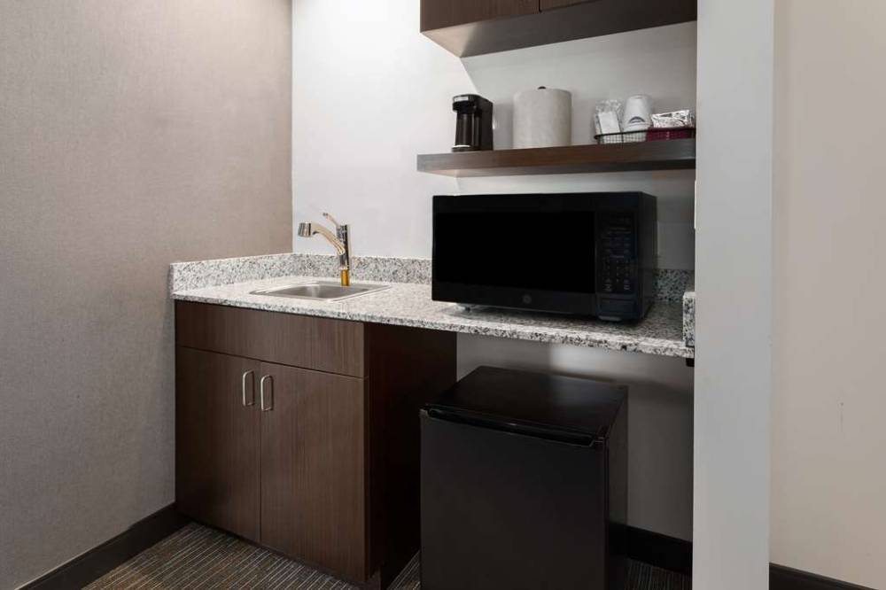 Hampton Inn By Hilton Nashville Airport Century Place 7