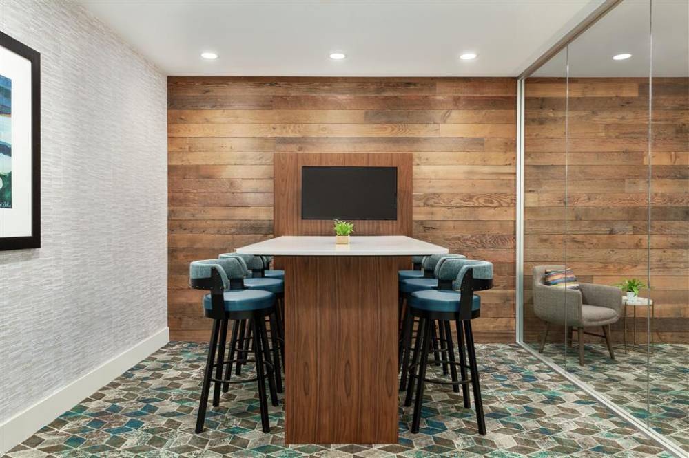 Hilton Garden Inn Seattle Airport 2