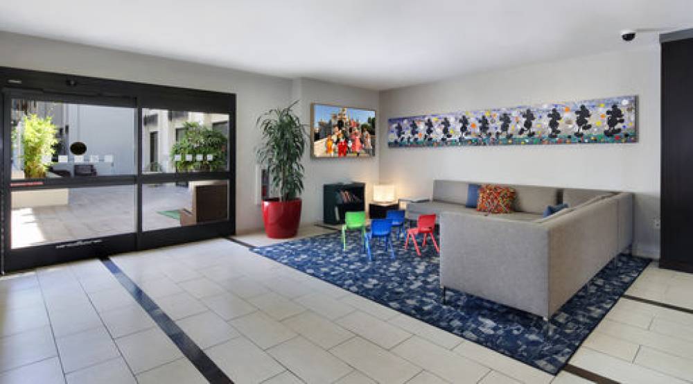 Holiday Inn Anaheim Adj Disney 2