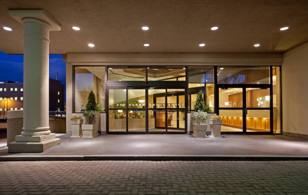 Holiday Inn By The Bay 5