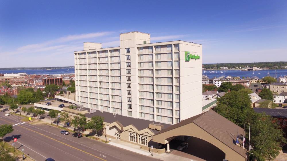 Holiday Inn By The Bay 8