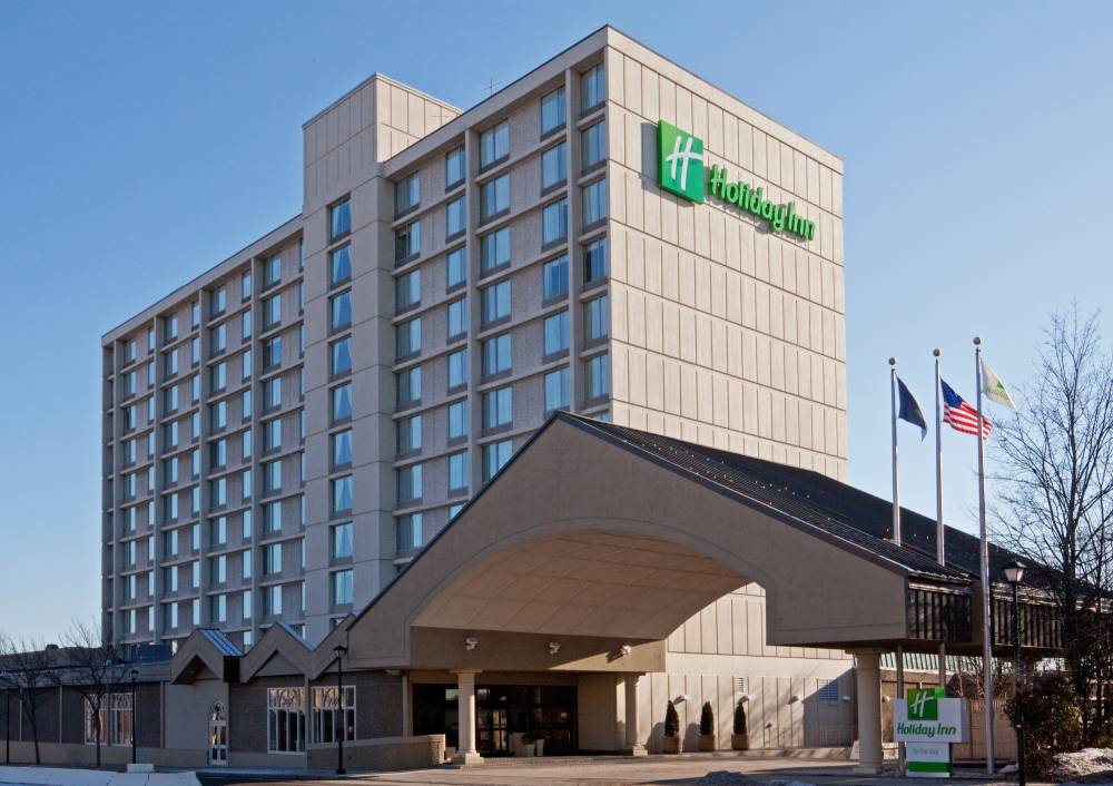 Holiday Inn By The Bay 3