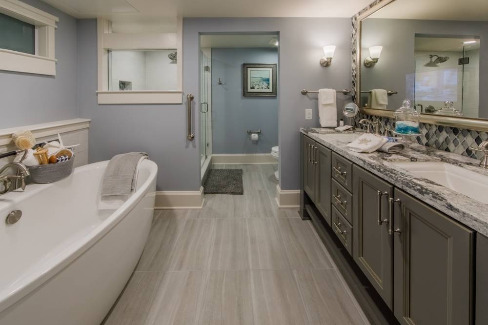 Beautiful tub and walk-in shower in Signature Coll