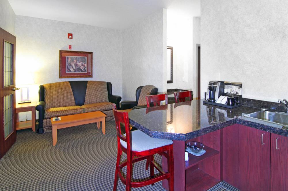 Holiday Inn Exp And Stes South 5