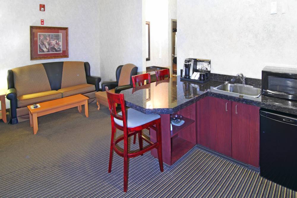 Holiday Inn Exp And Stes South 4