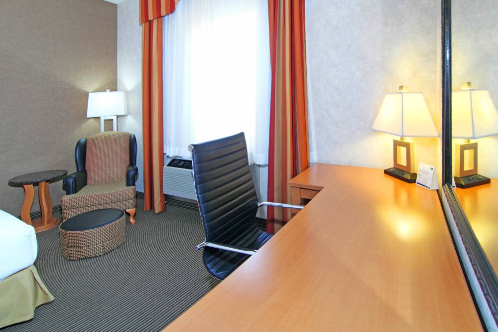 Holiday Inn Exp And Stes South 3
