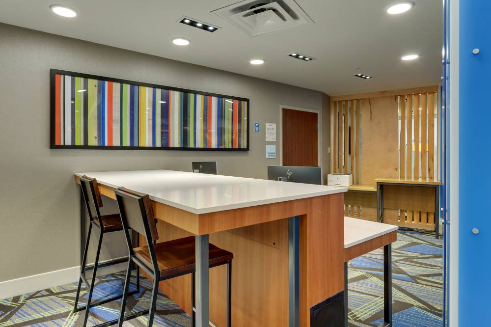 Holiday Inn Exp And Stes Troy 2