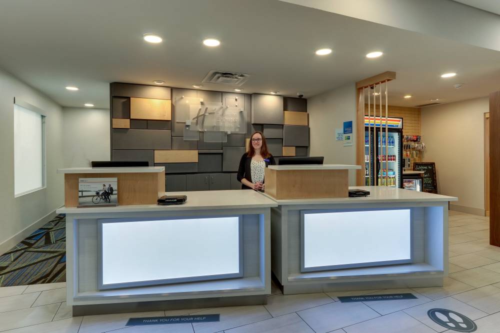 Holiday Inn Exp And Stes Troy 8