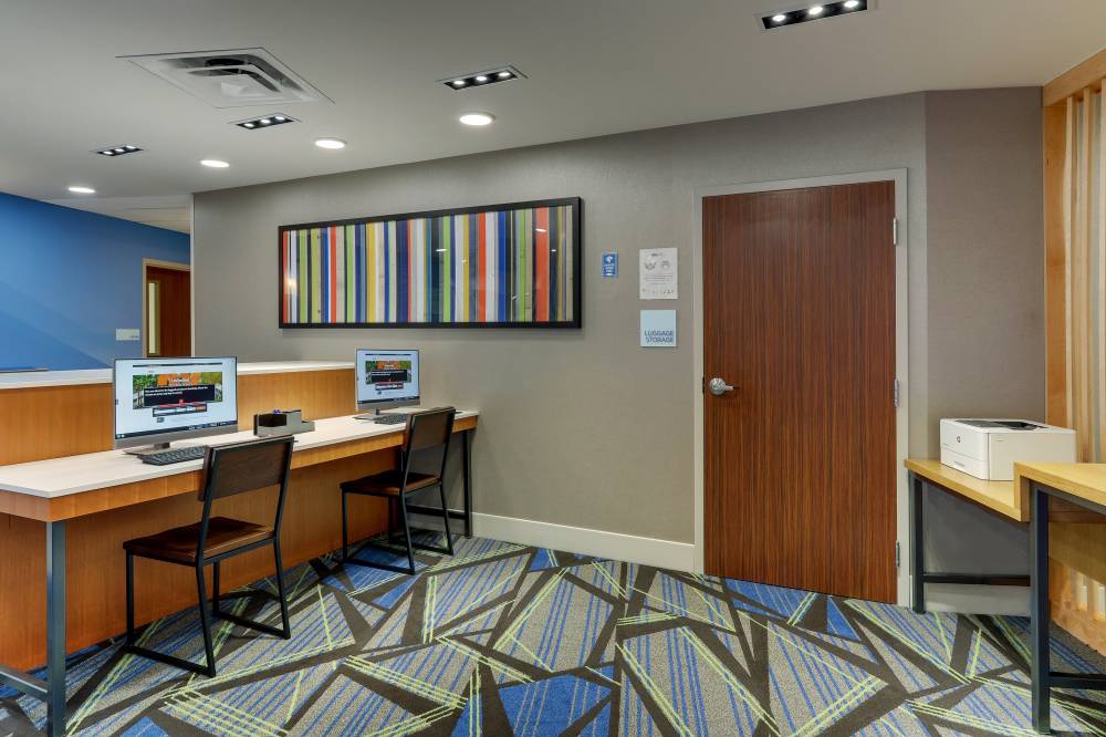 Holiday Inn Exp And Stes Troy 3