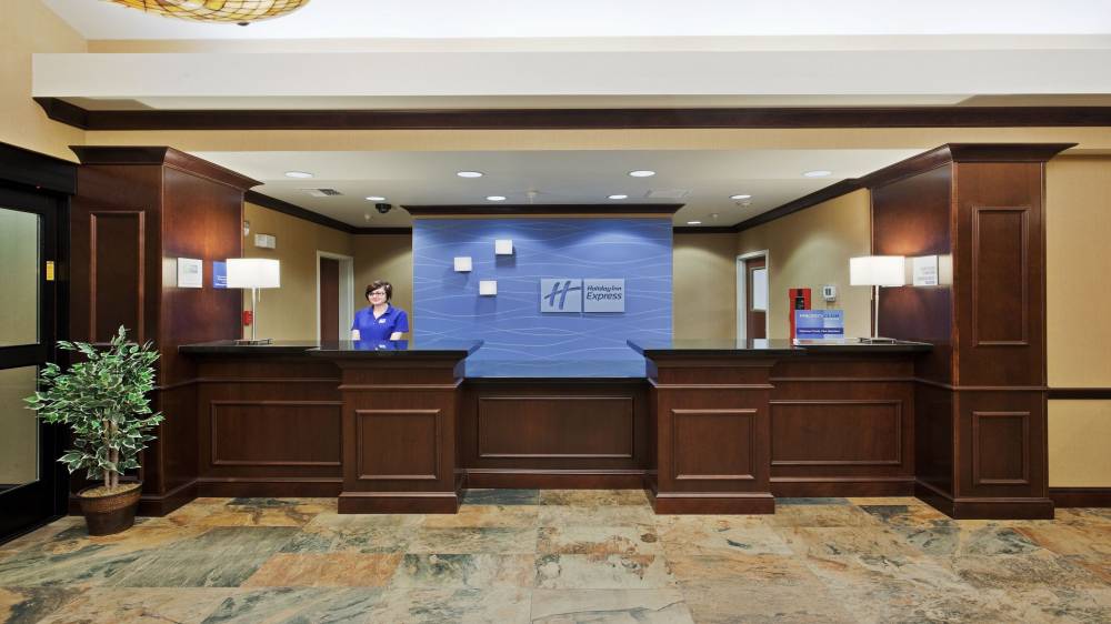 Holiday Inn Exp And Suites 2
