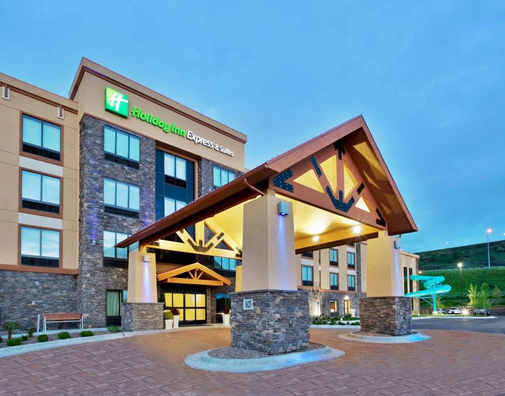 Holiday Inn Exp And Suites 3
