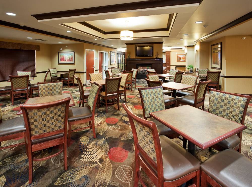 Holiday Inn Exp And Suites 8
