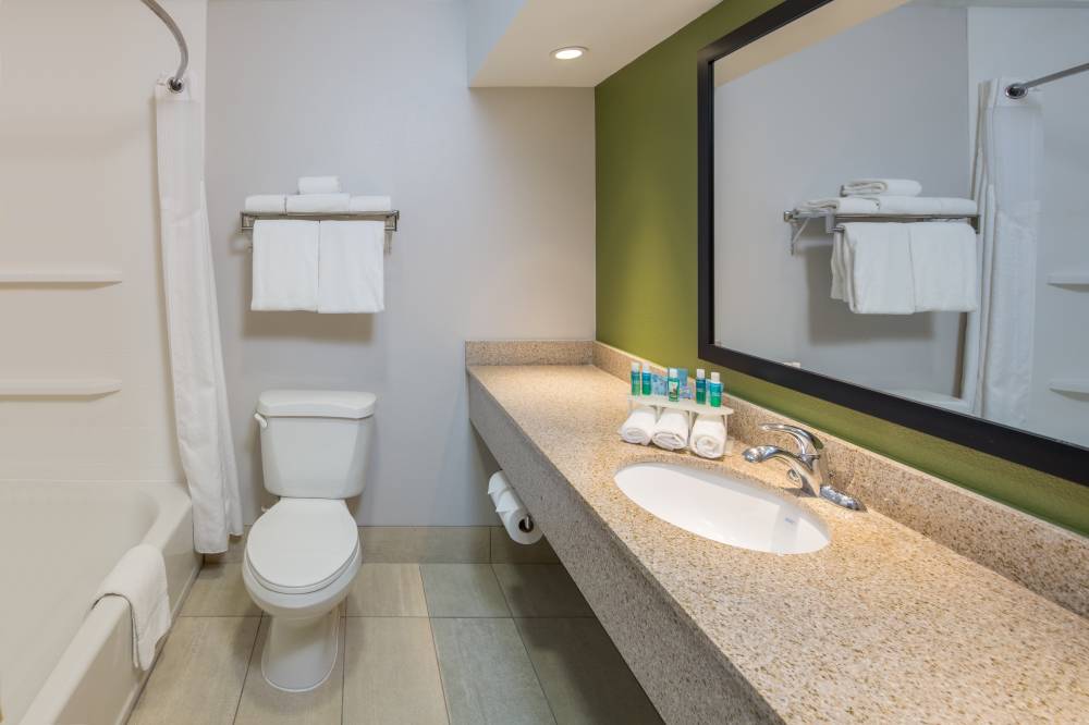 Holiday Inn Exp Cedar Rapids 2