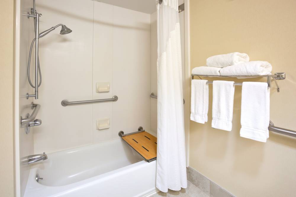 Holiday Inn Exp Cedar Rapids 4