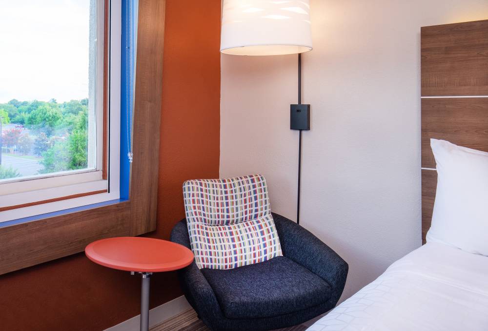 Holiday Inn Exp Chesapeake 6