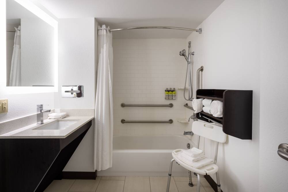 Holiday Inn Exp Coventry 6