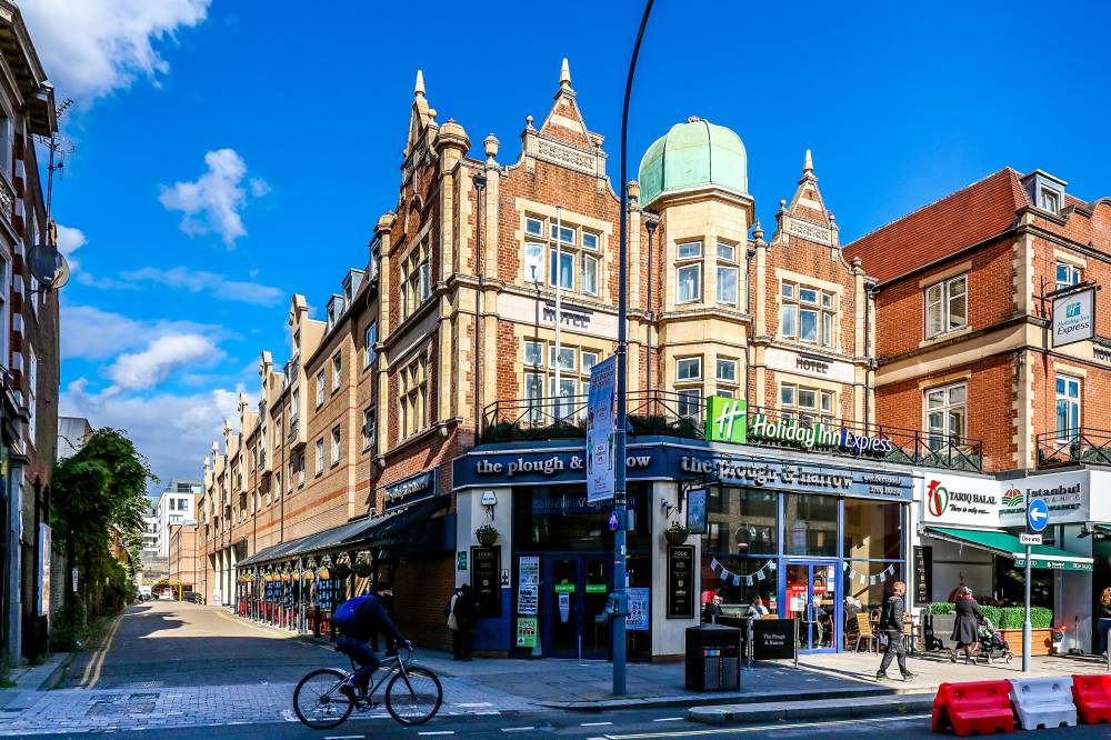 Come and stay at the Holiday Inn Express London - 