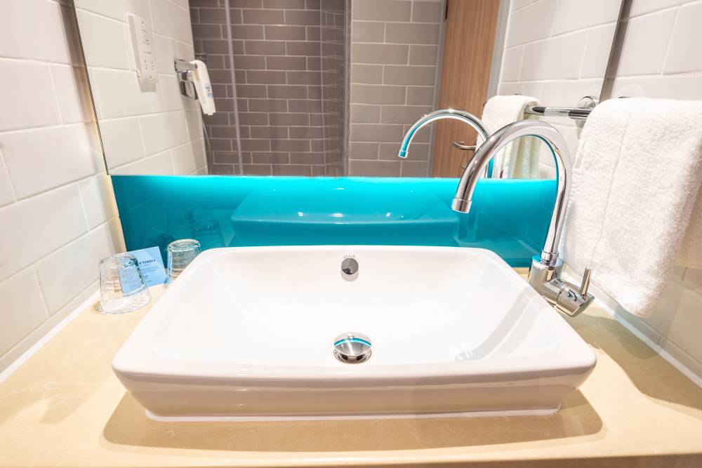 Holiday Inn Exp Heathrow T4 3