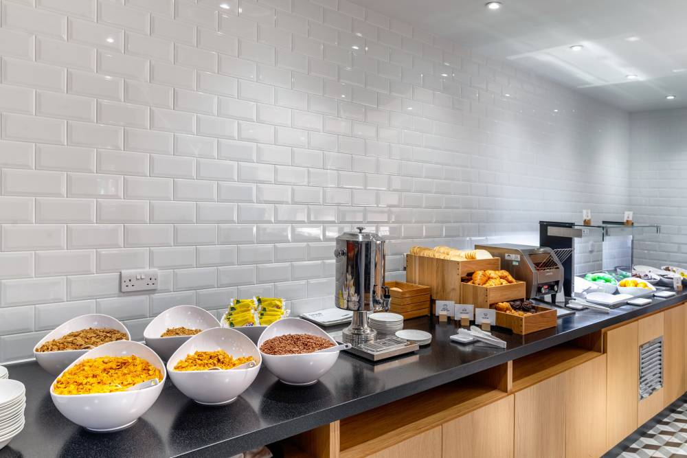 Holiday Inn Exp Heathrow T4 10
