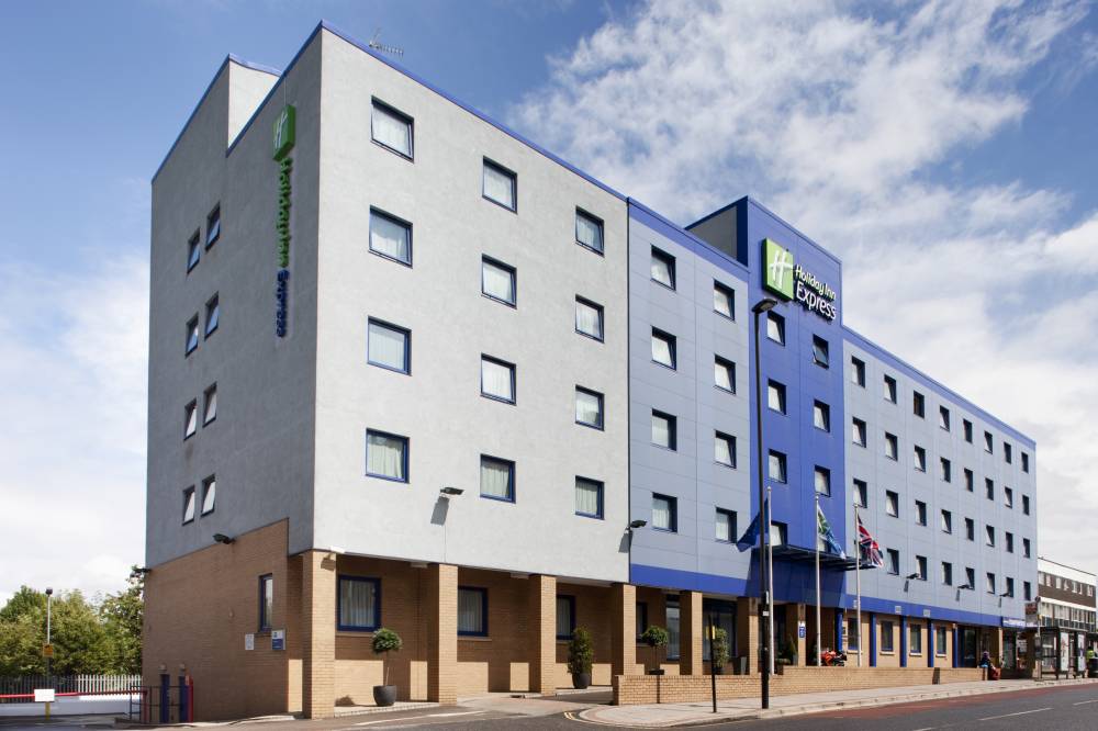 2 minute walk from the North Acton tube station